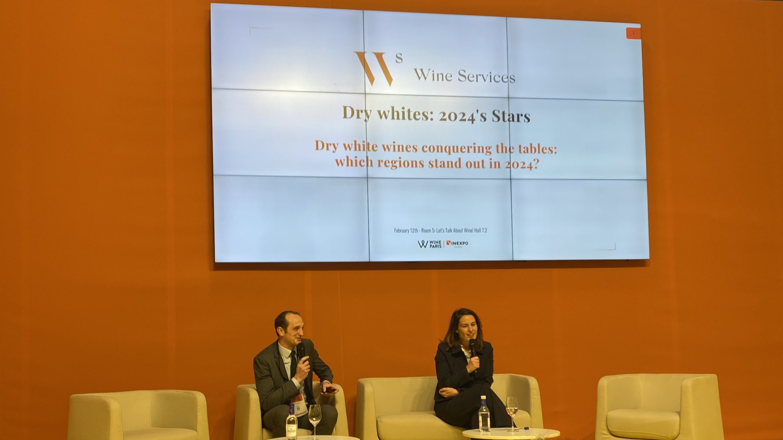 Les vins blancs secs à la conquête des tables en 2024 : quelles régions se démarquent ?